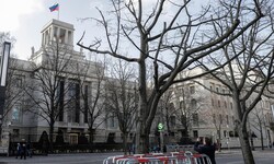 Die russische Botschaft in Berlin: Nicht selten stehen die Diplomaten dort mit russischen ...