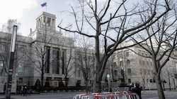 Die russische Botschaft in Berlin: Nicht selten stehen die Diplomaten dort mit russischen ...
