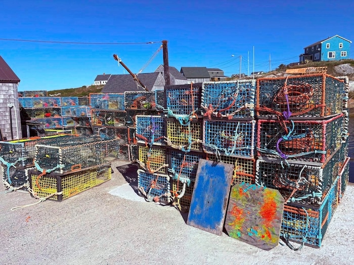 Bunte Fischerkörbe stapeln sich in Peggy’s Cove.