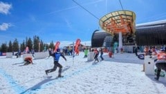 Beim Yukigassen-Wettkampf in Filzmoos fliegen die Schneebälle im Sekundentakt.