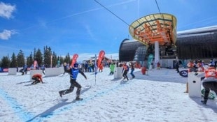 Beim Yukigassen-Wettkampf in Filzmoos fliegen die Schneebälle im Sekundentakt.