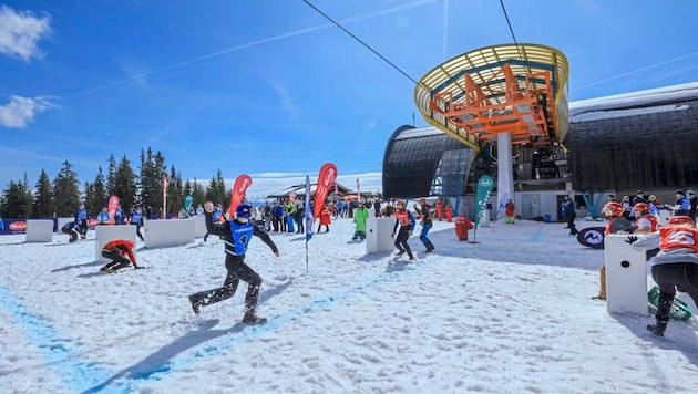 Beim Yukigassen-Wettkampf in Filzmoos fliegen die Schneebälle im Sekundentakt.