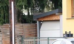 Das Baby wurde auf diesem Carportdach entdeckt.