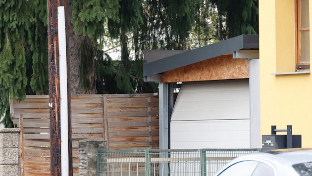 Das Baby wurde auf diesem Carportdach entdeckt.