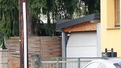 Das Baby wurde auf diesem Carportdach entdeckt.