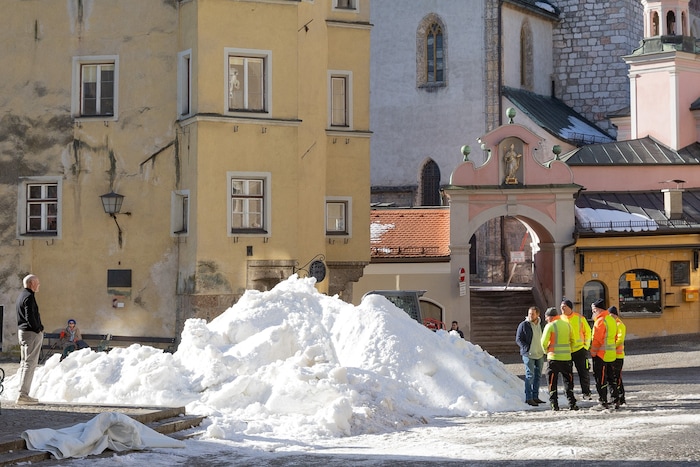 Die historische Kulisse ist echt, aber der Winter musste herangekarrt werden.