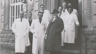 Lorenz Böhler im Kreise seiner Kollegen