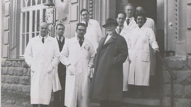 Lorenz Böhler im Kreise seiner Kollegen