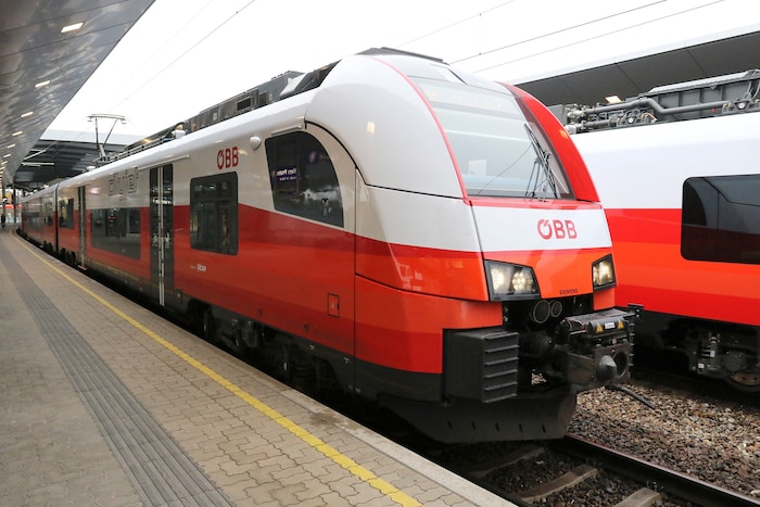 Der Zug (Symbolbild) wurde umgehend gestoppt und durchsucht.