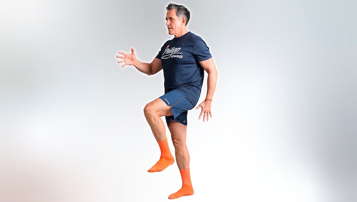 KNIEHUB IM WECHSEL: Knie abwechselnd anheben. Gewicht bewusst auf das Standbein verlagern, ...