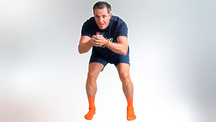 ABFAHRTSHOCKE: Stellen Sie die Füße entweder hüftbreit (aktiviert vordere Oberschenkel und ...