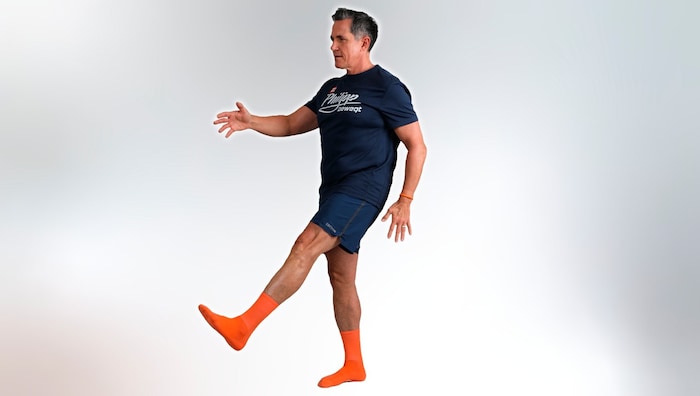 BEINSCHWINGEN: Mobilisations- und Aufwärmübungen (sieht man oft beim Warm-up der Profis, die ...