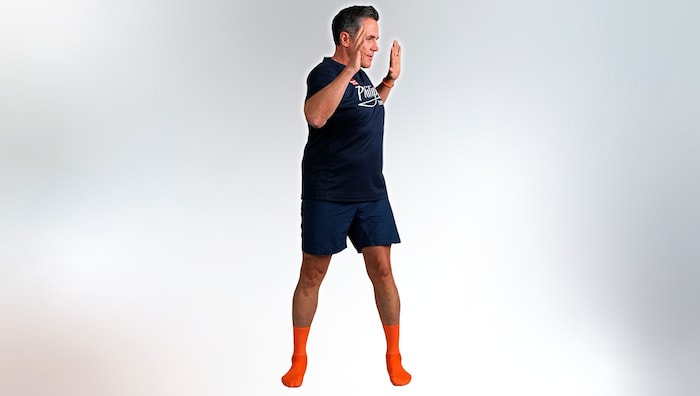 OBERKÖRPER DREHEN: Mit abgewinkelten Armen den Oberkörper abwechselnd nach links und rechts ...