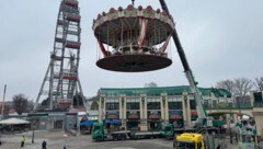 Das Alt Wiener Karussell wurde am Mittwoch per Kran übersiedelt.