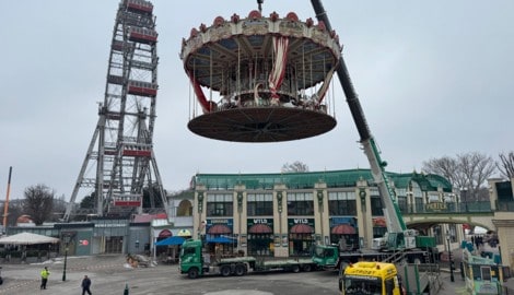 Das Alt Wiener Karussell wurde am Mittwoch per Kran übersiedelt.