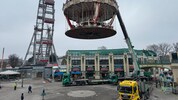 Das Alt Wiener Karussell wurde am Mittwoch per Kran übersiedelt.