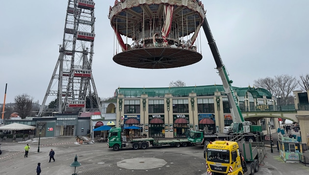 Das Alt Wiener Karussell wurde am Mittwoch per Kran übersiedelt.