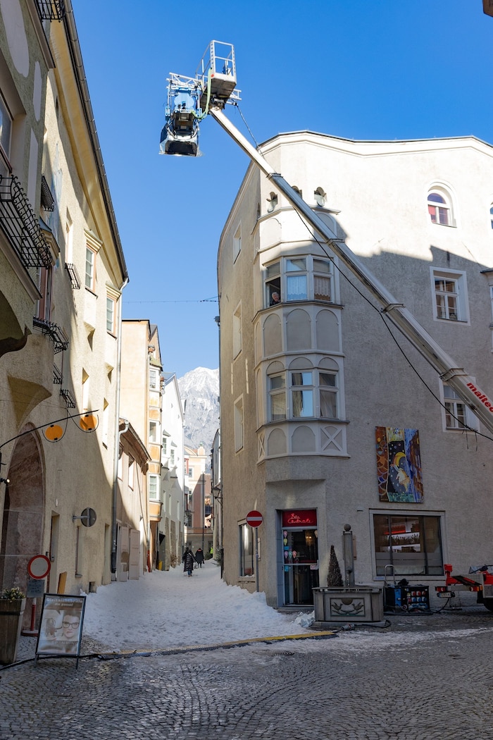 Vom Kran aus werden die Gassen ins schönste Licht gerückt.