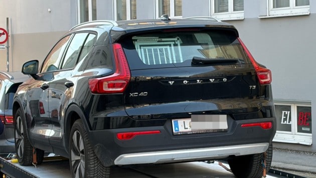 Auch im Auto war der Hund des Todesopfers immmer mit dabei. Der Wagen wird jetzt von der Kripo ...