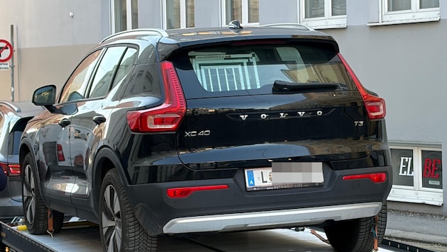 Auch im Auto war der Hund des Todesopfers immmer mit dabei. Der Wagen wird jetzt von der Kripo ...