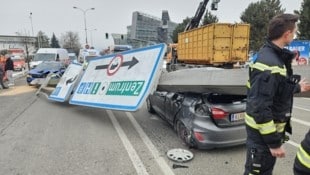 Der Stahlträgerlandete direkt auf einem der Autos.