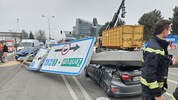 Der ausgefahrene Kran riss tonnenschwere Stahlträger und Verkehrstafeln um; diese krachten auf ...