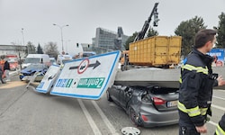 Der ausgefahrene Kran riss tonnenschwere Stahlträger und Verkehrstafeln um; diese krachten auf ...