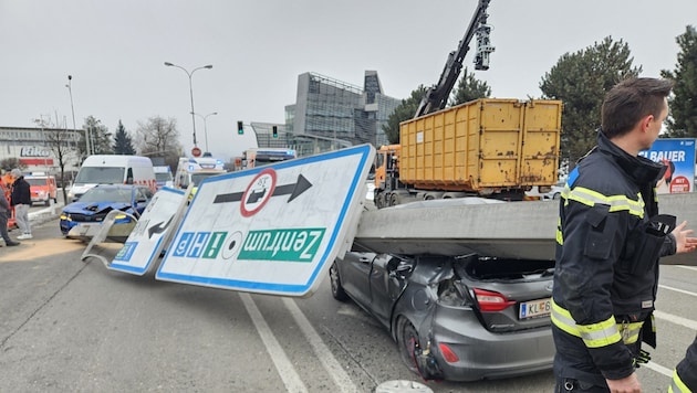 Der Stahlträgerlandete direkt auf einem der Autos.