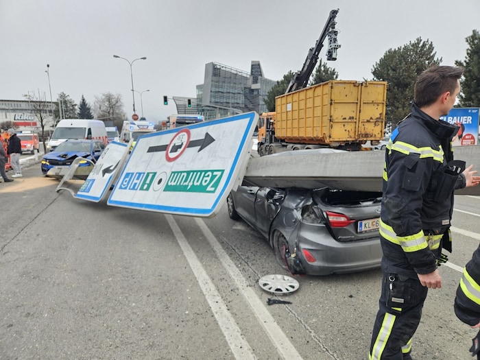 Der Stahlträgerlandete direkt auf einem der Autos.
