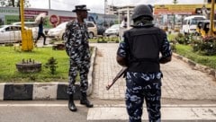 Nigerianische Soldaten in der Großstadt Lagos