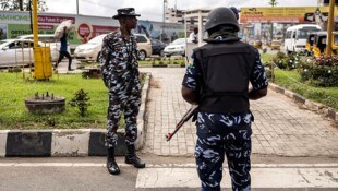 Nigerianische Soldaten in der Großstadt Lagos