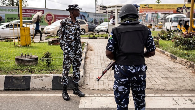 Nigerianische Soldaten in der Großstadt Lagos