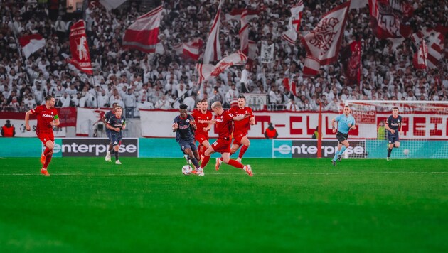 Karim Konate (li.) ist gegen Basel fraglich.