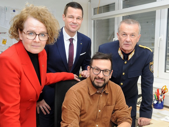 Landesrätin Christiane Teschl-Hofmeister mit Bildungsdirektor Karl Fritthum, ...