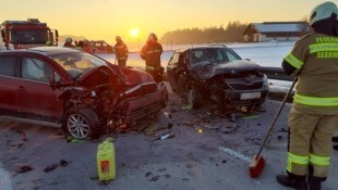 Vier Personen wurden beim Unfall leicht verletzt.