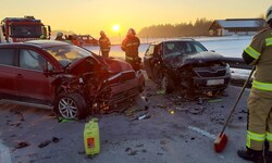 Vier Personen wurden beim Unfall leicht verletzt.
