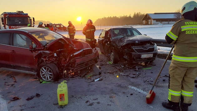 Vier Personen wurden beim Unfall leicht verletzt.