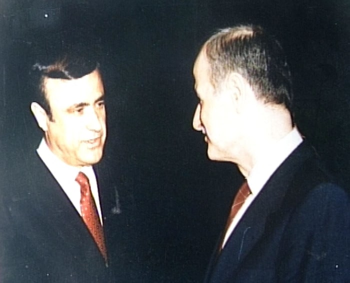 Der damalige Machthaber Hafez al-Assad (re.) mit seinem jüngeren Brüder Rifaat al-Assad im Jahr ...