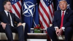 US-Präsident Donald Trump (re.) traft sich beim Weltwirtschaftsforum in Davos auch mit NATO-Chef ...