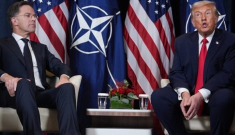 US-Präsident Donald Trump (re.) traft sich beim Weltwirtschaftsforum in Davos auch mit NATO-Chef ...