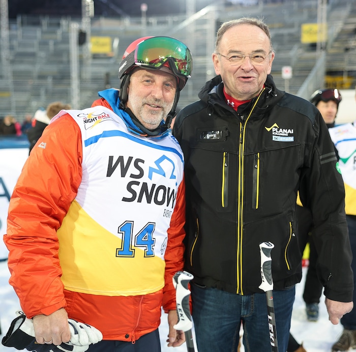 Ex-Tennis-Nummer eins Thomas Muster (hier mit Planai-Chef Georg Bliem) beim Charity-Race vor ...