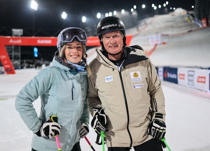 Auch Valerie Huber (hier in Flachau mit Kaiser Franz Klammer, der Weinbote in Schladming ist) ...
