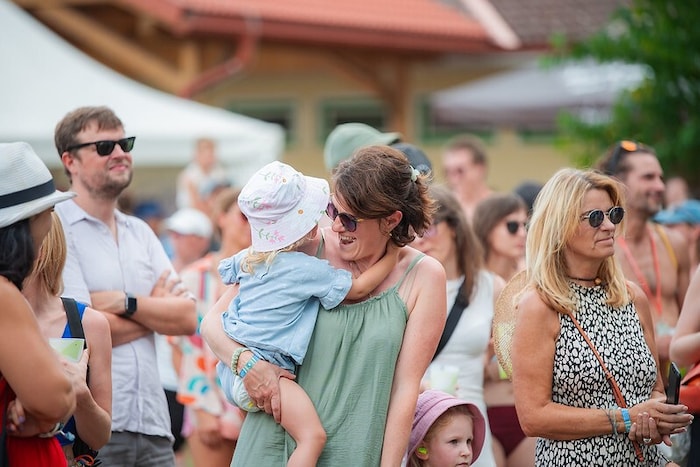 Kinder sind am Festival meist eher eine Seltenheit – beim „Acoustic Lakeside“ gibt‘s sogar ein ...