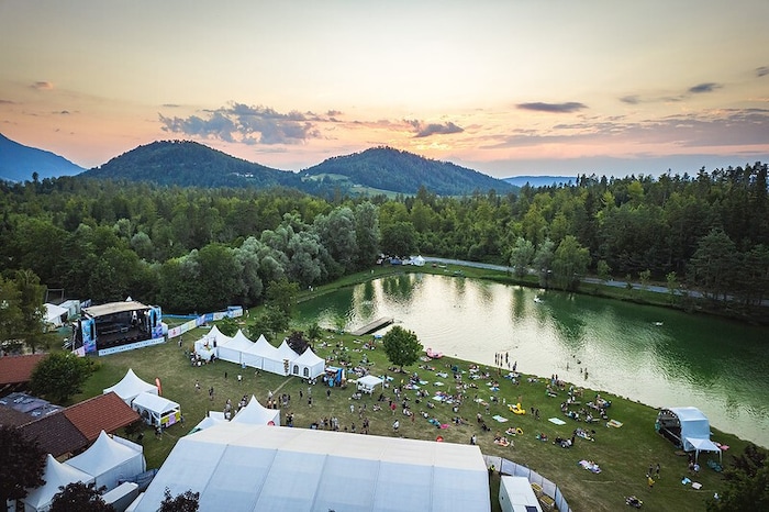 Das Gelände direkt am See ist malerisch.