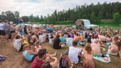 Das Acoustic Lakeside begeistert mit einer ruhigen Atmosphäre und coolem See-Panorama.