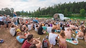 Das Acoustic Lakeside begeistert mit einer ruhigen Atmosphäre und coolem See-Panorama.