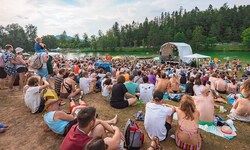 Das ausverkaufte Festival findet am Sonnegger See in Sittersdorf statt und bietet mit einem ...