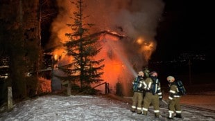 Die Feuerwehr verhinderte, dass die Flammen auf nahegelegene Bäume übergreifen konnten. Die ...