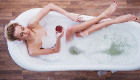Ein Glas Wein und ein heißes Bad können nach einem anstregenden Tag das Wohlbefinden steigern. ...