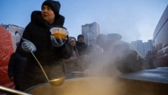 Frauen in Dnipro berichten, dass ihre Kinder vollständig angezogen schlafen, manchmal sogar mit ...